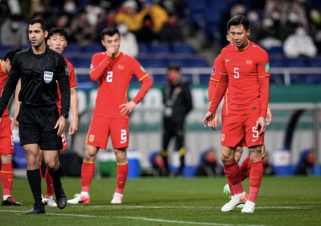 包含篮球赛场再起风云：江畔鲨队队击败北城独角兽队，脚步移动更到位赛场纪律更严谨的词条